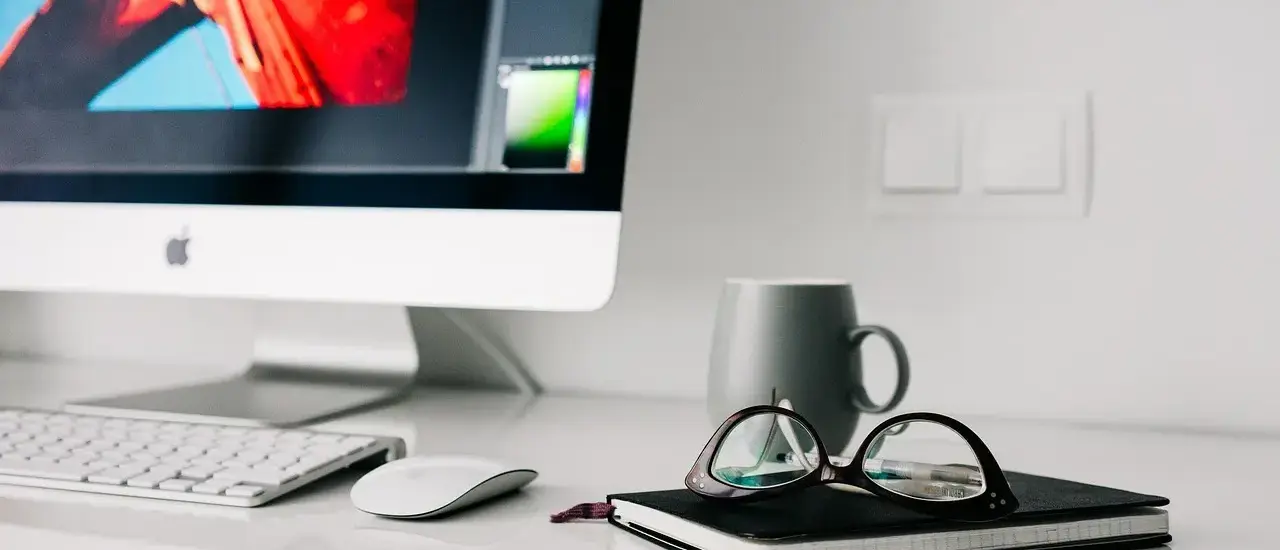 5-minutters pauser: Åndedræt og stræk, der sænker stress på hjemmekontoret