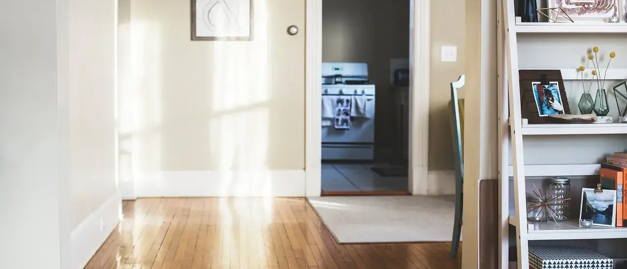 Byg en pladsbesparende entrébænk med skjult opbevaring