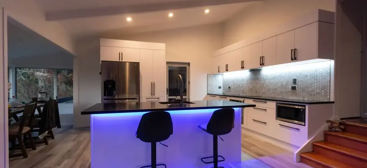 Få lækker belysning i dit køkken med LED strips - sådan gør du